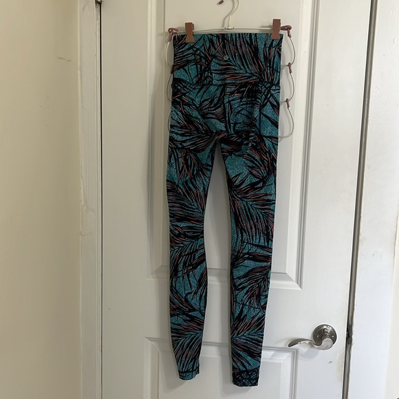 Lululemon, wunder under high rise, Palm Lace Tofino Teal Multi, size 2 - Picture 2 of 6